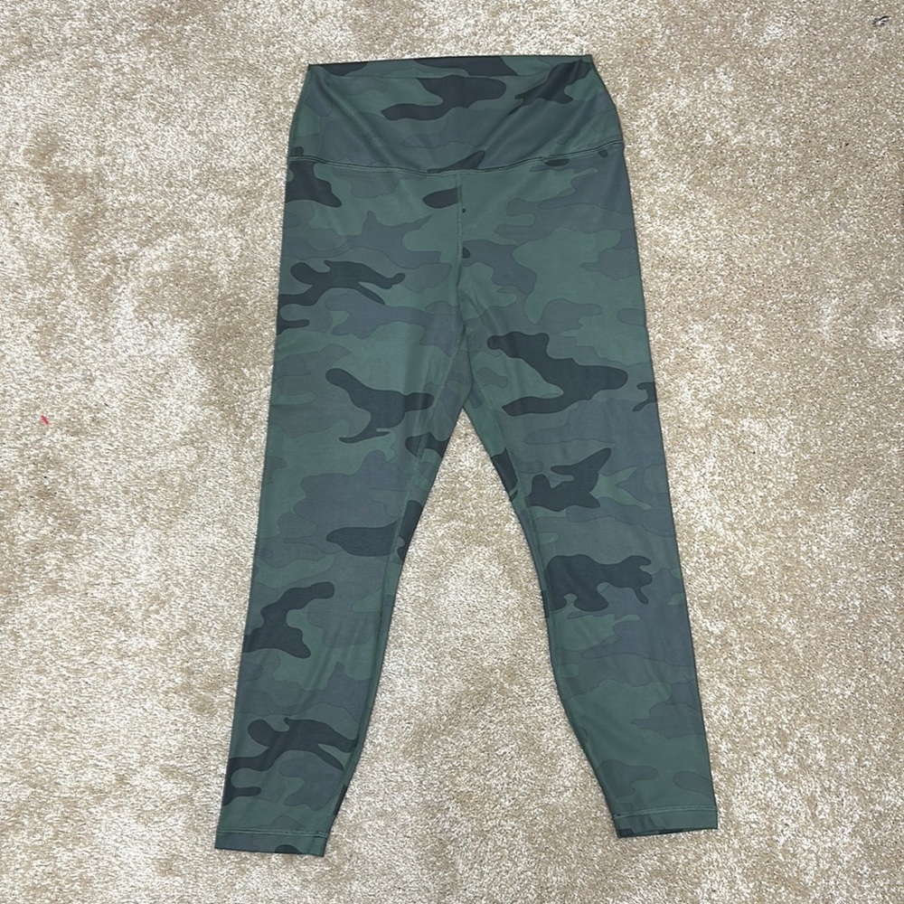 NEVER WORN Yogalicious green Camo leggings